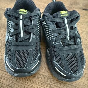 Nike Kids Black Sneakers - Vomero 5